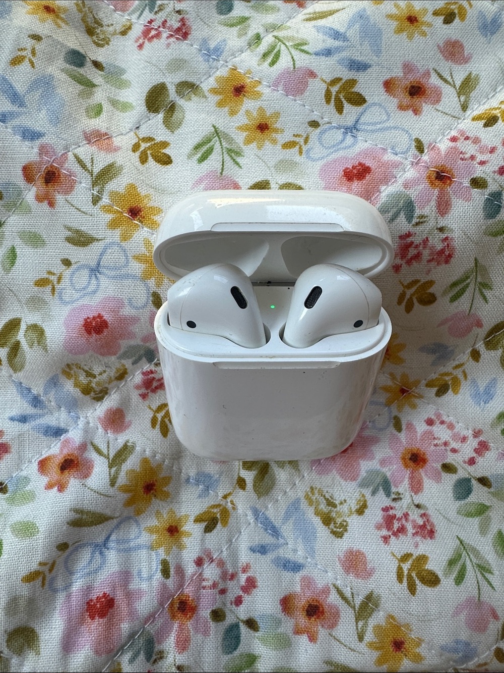 Apple White Wireless 2nd generation AirPods with Earbud Charging Case